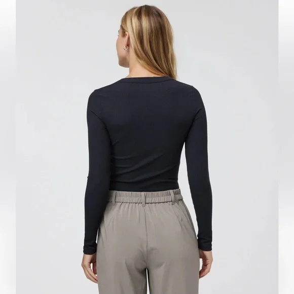 Vuori Long Sleeve Pose Scoop Tee size large like new - Picture 3 of 9